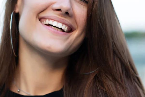 Mujer Atractiva Joven Con Una Sonrisa Perfecta Guiña Cámara Retrato —  Fotos de Stock