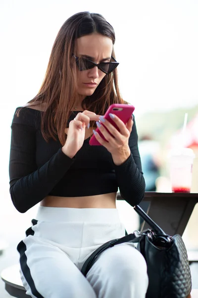 Chica Bastante Elegante Moda Comunica Través Teléfono Inteligente Cafetería Aire — Foto de Stock