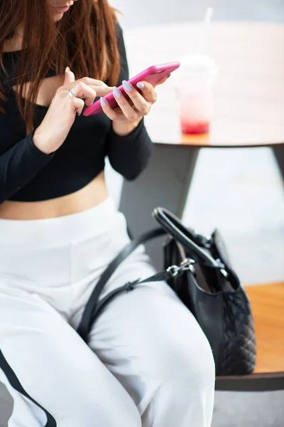 Modne Dość Stylowa Dziewczyna Komunikuje Się Pośrednictwem Smartfona Kawiarni Świeżym — Zdjęcie stockowe