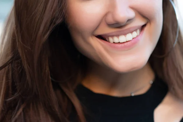 Mujer Atractiva Joven Con Una Sonrisa Perfecta Guiña Cámara Retrato — Foto de Stock