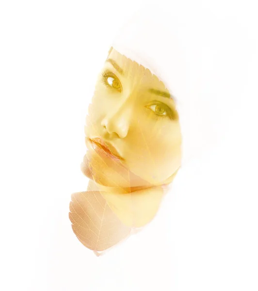 Dubbele Belichting Portret Van Mooie Jonge Vrouw Herfst Bladeren Geïsoleerd — Stockfoto