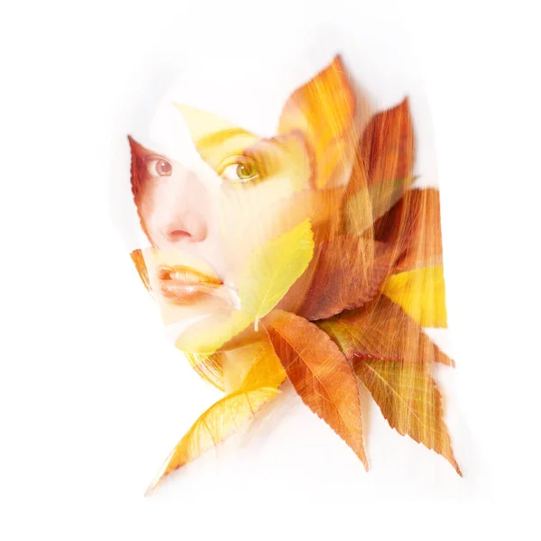 美しい若い赤毛の女性と秋の葉の二重露出の肖像画は白い背景に隔離されています 秋の季節のコンセプトデザイン要素 — ストック写真