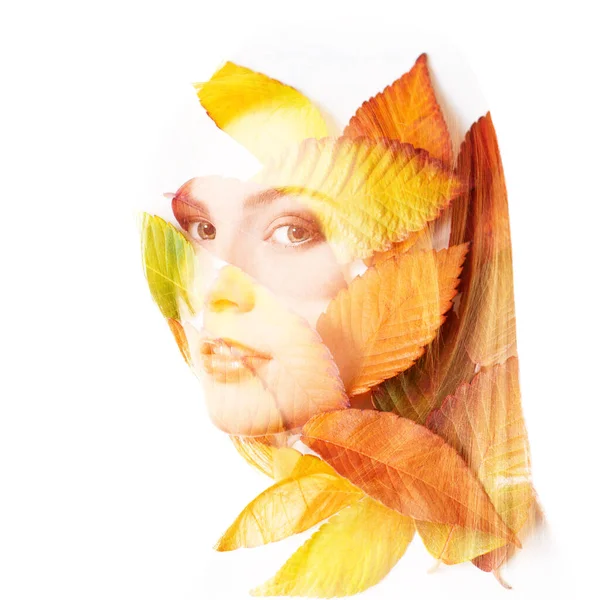 Portrait Double Exposition Belle Jeune Femme Rousse Feuilles Automne Isolées — Photo