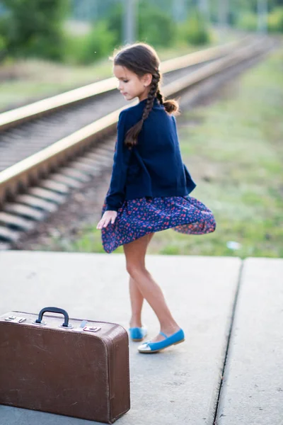 Krásná Okouzlující Holčička Copánky Čeká Vlak Stanici Oblečené Tmavě Modré — Stock fotografie