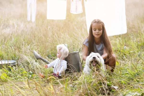 Liten Flicka Tvätta Retro Docka Kläder Och Leka Med Sin — Stockfoto