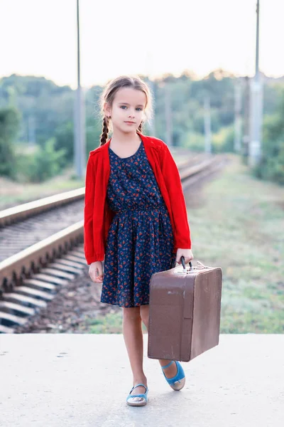 Hermosa Niña Encantadora Con Coletas Esperando Tren Estación Vestido Vestido — Foto de Stock