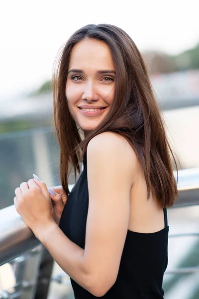 Joven Bastante Agradable Mujer Alegre Posando Ciudad Verano Aire Libre — Foto de Stock