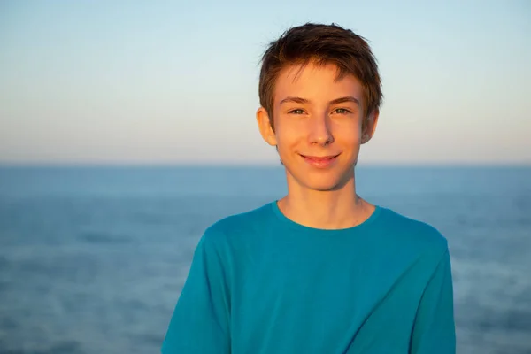 Knappe Jongen Het Strand Mooie Kalme Lachende Tienerjongen Aan Middellandse — Stockfoto