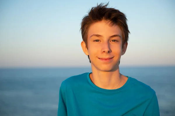 Knappe Jongen Het Strand Mooie Kalme Lachende Tienerjongen Aan Middellandse — Stockfoto