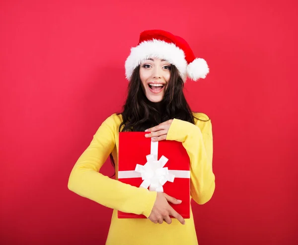 Рождественка Молодая Довольно Улыбающаяся Женщина Подарочной Коробкой Изолированные Красном Фоне — стоковое фото