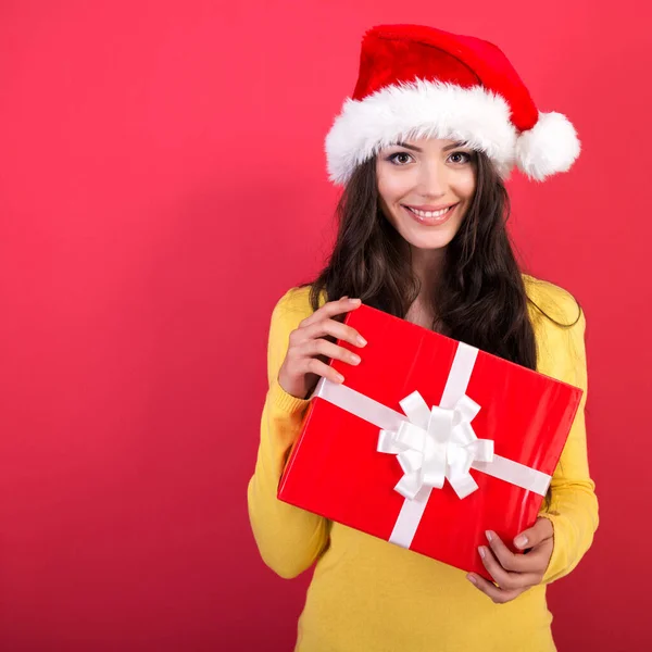 Kerstmeisje Jonge Mooie Glimlachende Vrouw Met Geschenkdoos Geïsoleerd Rode Achtergrond — Stockfoto