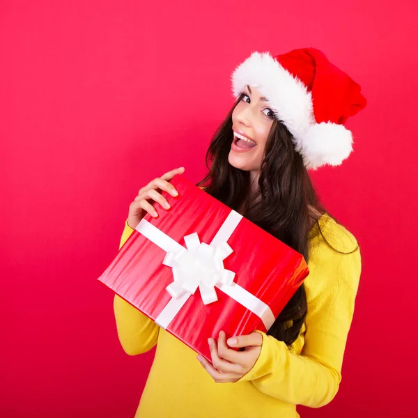 Jultjejen Ung Ganska Leende Kvinna Håller Presentförpackning Isolerad Röd Bakgrund — Stockfoto