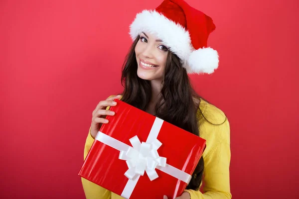 Χριστουγεννιάτικο Κορίτσι Νεαρή Όμορφη Χαμογελαστή Γυναίκα Κρατώντας Κουτί Δώρου Απομονωμένη — Φωτογραφία Αρχείου