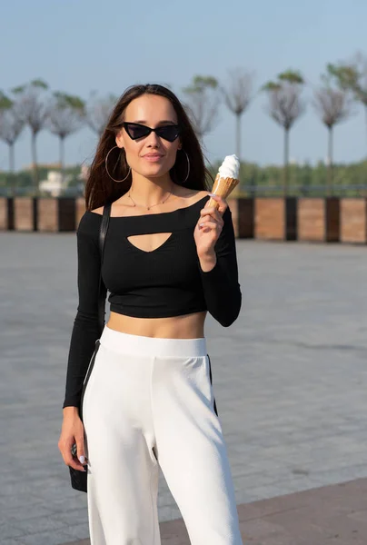 Jovem Mulher Muito Alegre Comer Sorvete Cidade Verão Livre Menina — Fotografia de Stock