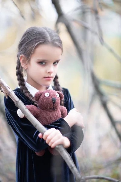 Bella Bambina Con Lunghi Capelli Castani Vestita Abito Velluto Nero — Foto Stock