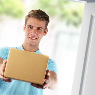 Genç kurye adında bir paket