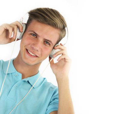Genç adam müzik dinliyor.