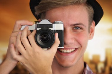 Fotoğraf çekmek genç bir hipster portresi