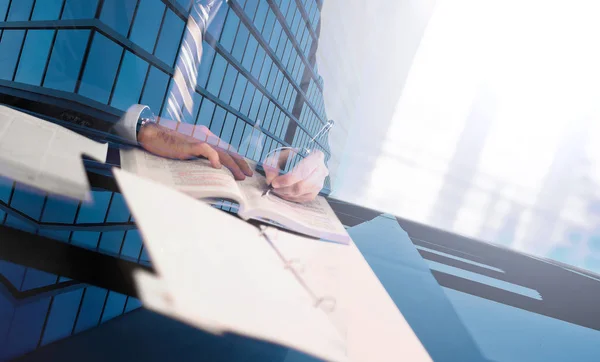 Uomo d'affari che studia nel suo ufficio — Foto Stock