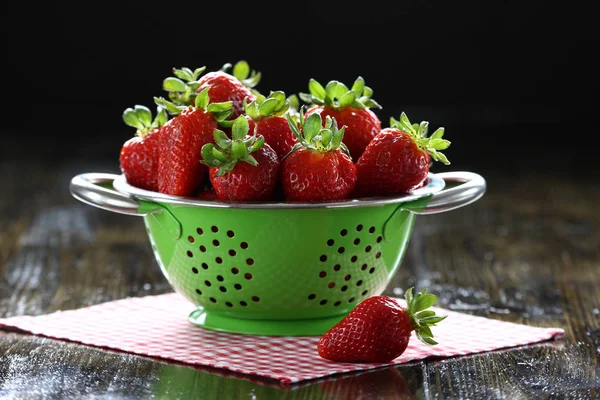 Verse aardbeien op tafel — Stockfoto