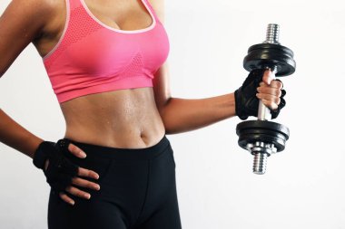 Uygun kadın bir halter kaldırma