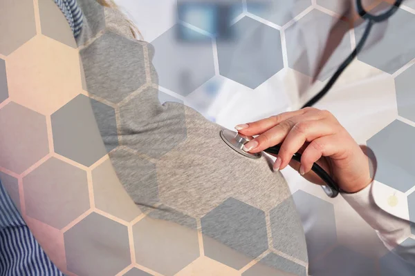 Doctor examining a pregnant woman — Stock Photo, Image