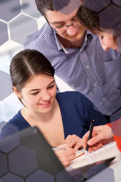 Zakelijke Bijeenkomst Drie Personen Talinkg Kantoor — Stockfoto