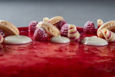 Kırmızı pasta süslemeleri