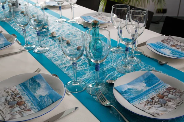 Mesa de banquete ambientada en el concepto de diseño interior del