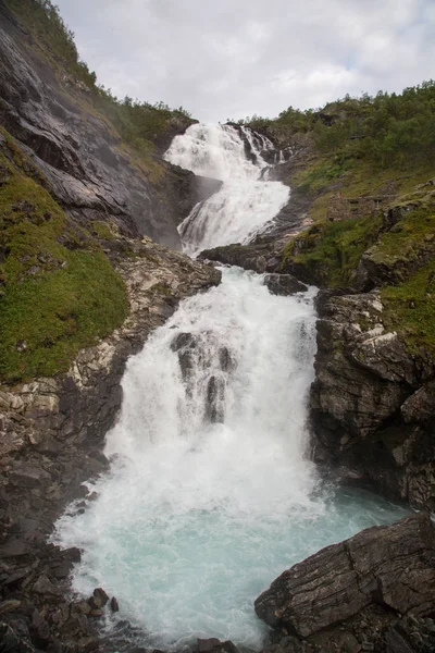 Widok wodospadu Kjosfossen zapiera Flamsbana — Zdjęcie stockowe