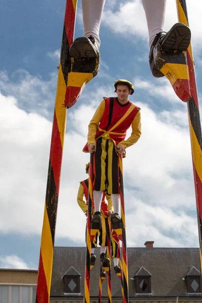 Stilt Walkers Parade Lennik — Stock Photo, Image