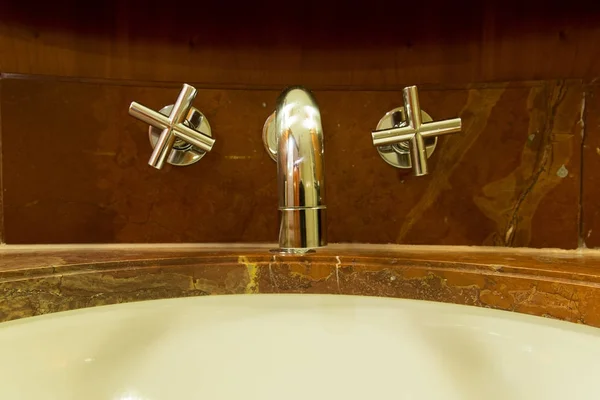 Ванная комната крана воды — стоковое фото