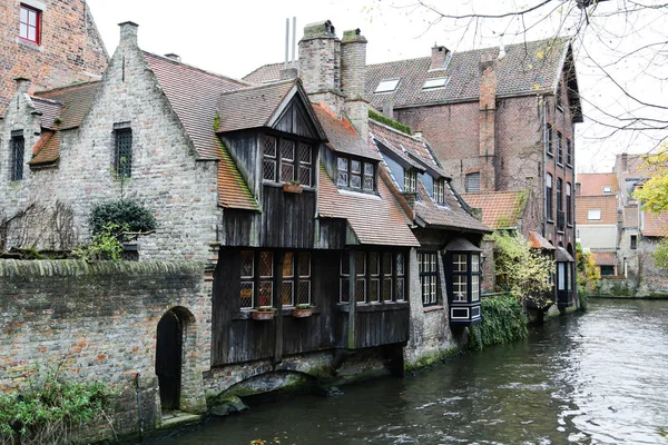 Bruges içinde kanal — Stok fotoğraf