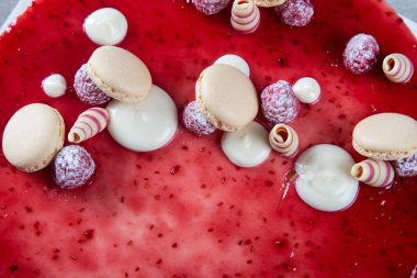 Kırmızı pasta süslemeleri