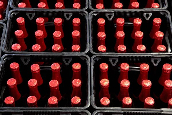 Bouteilles de bière rouge — Photo