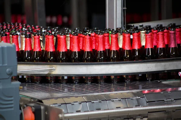 Bottiglie di birra rossa — Foto Stock