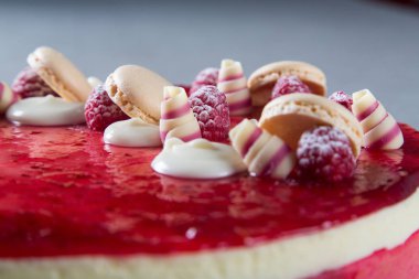 Kırmızı pasta süslemeleri