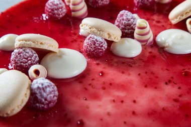 Kırmızı pasta süslemeleri