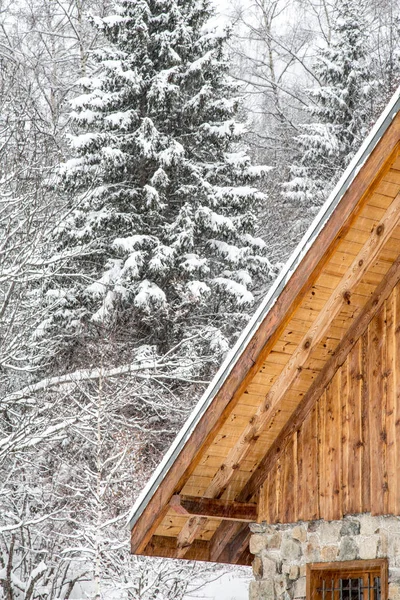 Kışın dağ evi — Stok fotoğraf