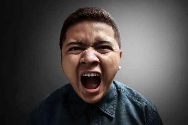 Joven hombre enojado — Foto de Stock