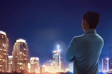 Gece adam ayakta görünümlü şehir