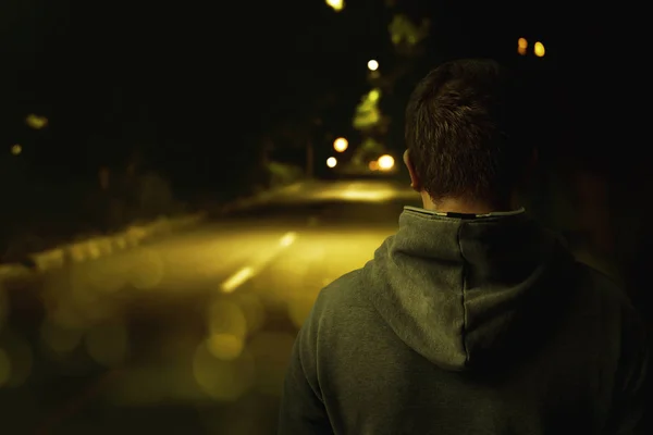 Man wandelen alleen 's nachts — Stockfoto
