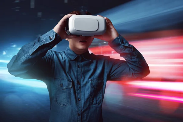 Человек в наушниках виртуальной реальности — стоковое фото