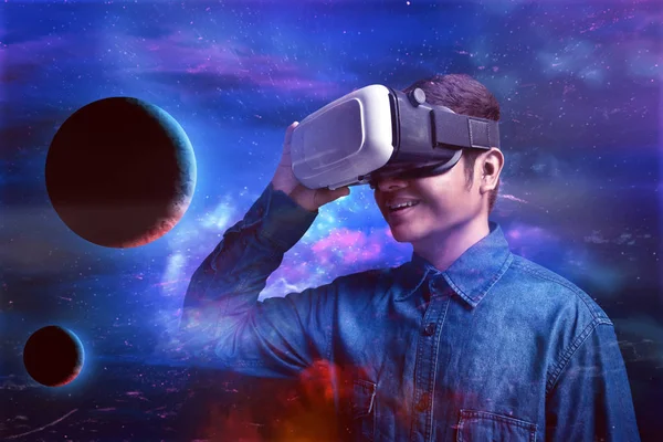 Sanal gerçeklik kulaklık kullanarak adam 