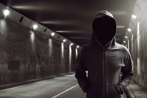 Хакер, стоячи в тунель — стокове фото