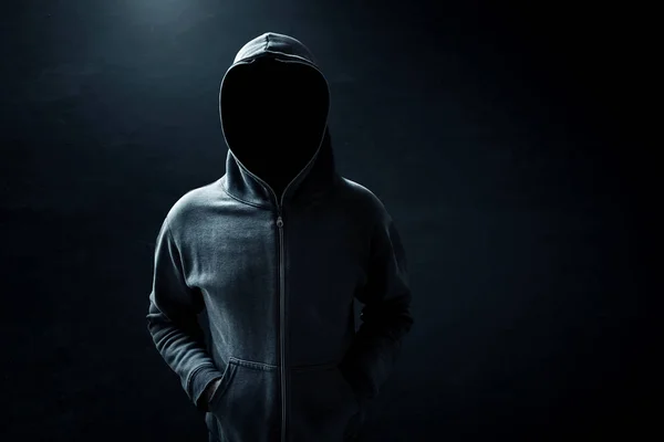 Hacker debout seul dans la chambre noire — Photo