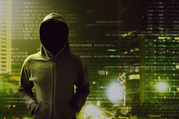 Хакер стоит над экраном с двоичным кодом — стоковое фото