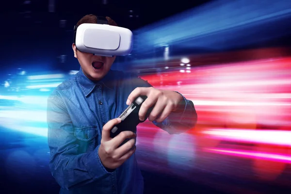 Мужчина играет в видеоигры в гарнитуре VR — стоковое фото