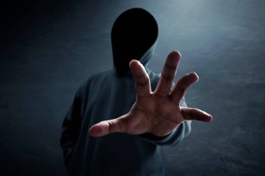 Karanlık odada yalnız hacker