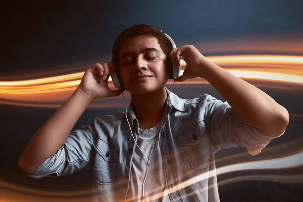 Hombre escuchando música — Foto de Stock